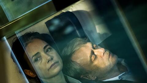 Ein liebendes Ehepaar, das unter Druck ger&auml;t: &Ouml;zg&uuml; Namal und Tansu Bi&ccedil;er bei einer Zugfahrt.