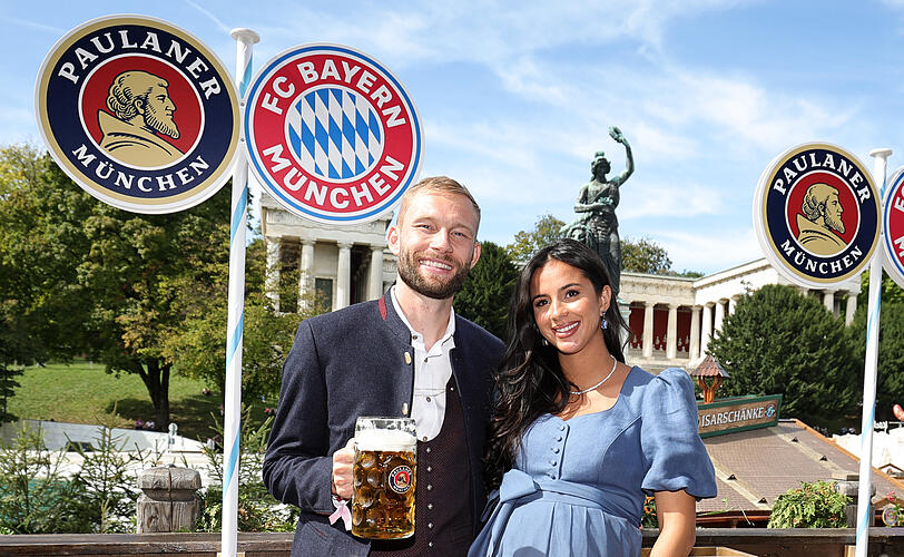 Konrad Laimer mit seiner Ehefrau Ines-Sarah. Konrad Laimer mit seiner Ehefrau Ines-Sarah.