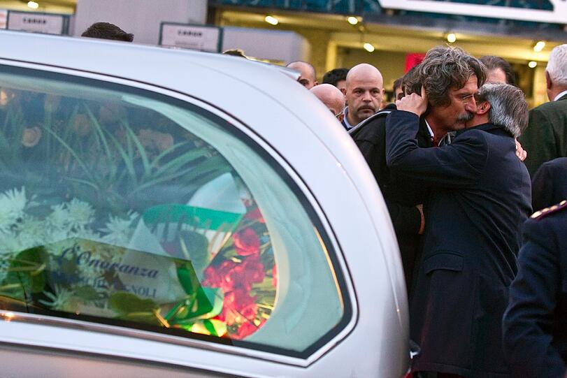 Der Präsident des Nationalen Olympischen Komitee Italiens (CONI), Gianni Petrucci, empfing die Familie Simoncelli am römischen Flughafen Fiumicino.