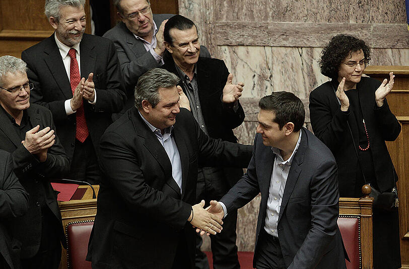 Glückwunsch vom Koalitionspartner: Verteidigungsminister Panos Kammenos reicht Ministerpräsident Tsipras die Hand.