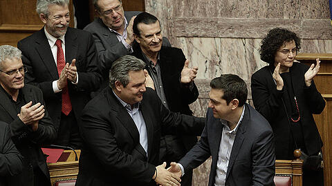 Glückwunsch vom Koalitionspartner: Verteidigungsminister Panos Kammenos reicht Ministerpräsident Tsipras die Hand.