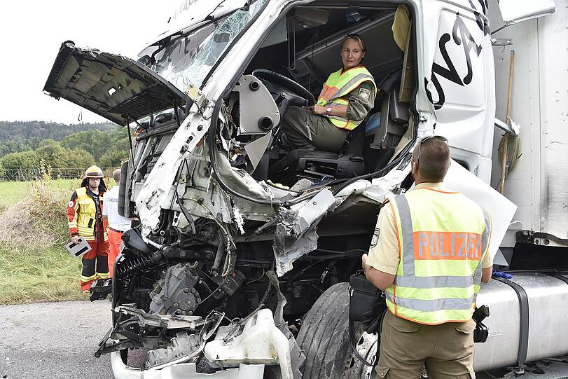 Mega-Stau am Irschenberg: Zwei Lkw krachten am Freitagvormittag ineinander &ndash; die Bilder vom Rettungseinsatz.