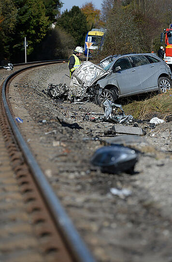 Der Regionalzug rammte den Wagen, als dieser gerade die Gleise überquerte. Beide Insassen starben noch am Unfallort.