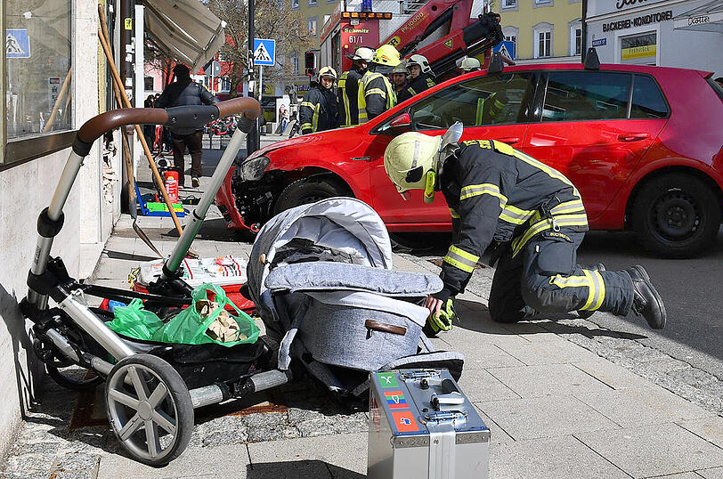 Schrecklicher Unfall in Traunstein: Ein Golf erfasst einen Kinderwagen. Das sechs Monate alte Kind wird verletzt.