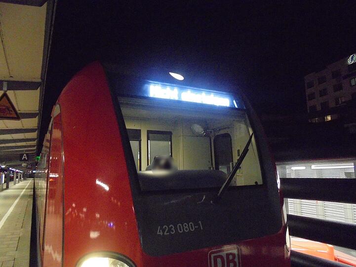 Die Scheibe der S-Bahn ist nach dem Steinwurf zersplittert.