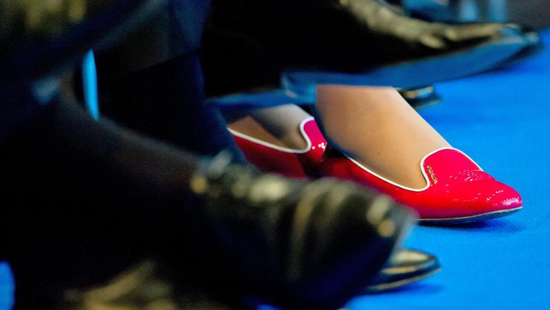 In roten Schuhen sitzt eine Frau zwischen Männern in dunklen Anzügen und passendem Schuhwerk. Foto: Tim Brakemeier/Archiv In roten Schuhen sitzt eine Frau zwischen Männern in dunklen Anzügen und passendem Schuhwerk. Foto: Tim Brakemeier/Archiv