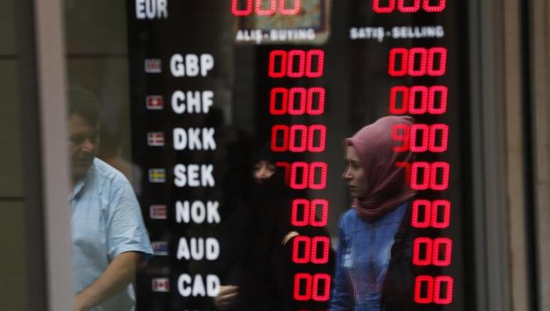Im zweiten Halbjahr 2018 war die türkische Wirtschaft in eine Rezession gerutscht, der Kurs der Lira brach dramatisch ein. Im zweiten Halbjahr 2018 war die türkische Wirtschaft in eine Rezession gerutscht, der Kurs der Lira brach dramatisch ein.