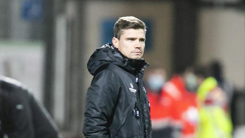 Der Nürnberger Trainer Robert Klauß steht am Spielfeldrand.