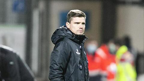 Der Nürnberger Trainer Robert Klauß steht am Spielfeldrand.