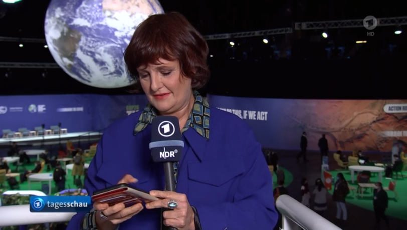 Annette Dittert während der Live-Schalte am Handy.