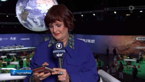 Annette Dittert während der Live-Schalte am Handy.