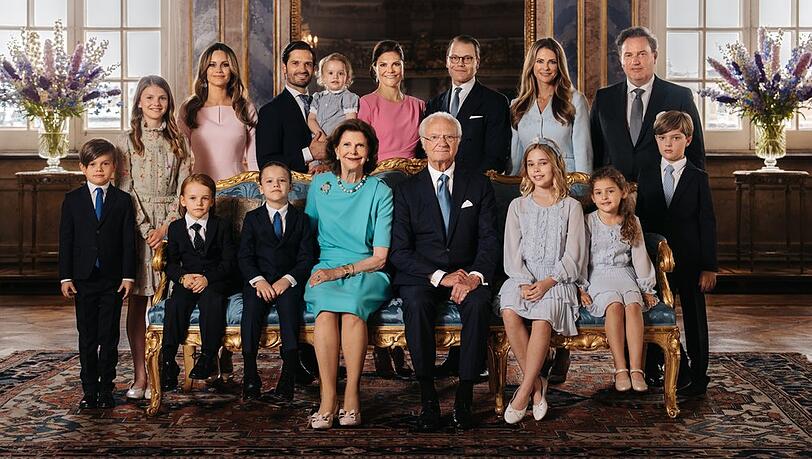 König Carl Gustaf und Königin Silvia inmitten ihrer großen Familie.