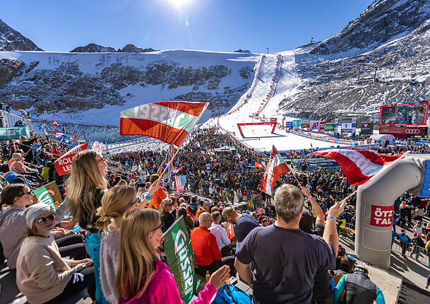 Beim Riesenslalom-Weltcup schwenken einige Zuschauer Fahnen im Gletscherstadion. (Archivbild) Beim Riesenslalom-Weltcup schwenken einige Zuschauer Fahnen im Gletscherstadion. (Archivbild)