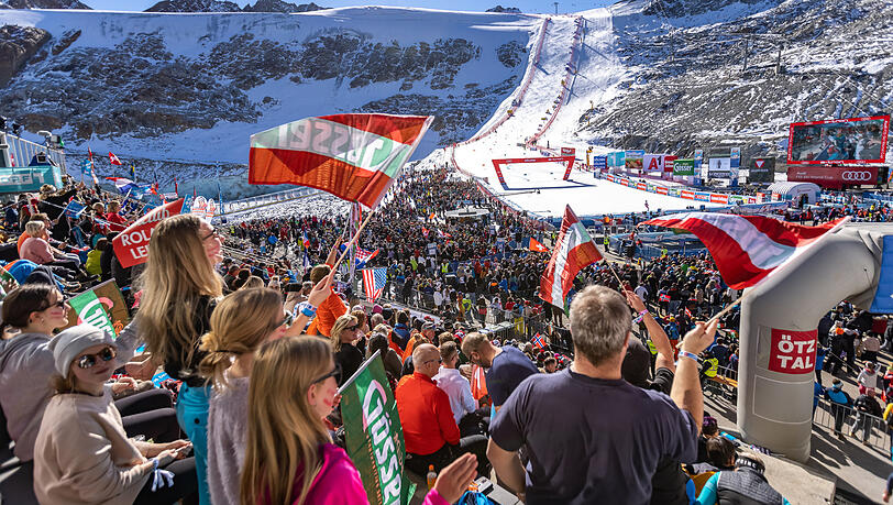 Beim Riesenslalom-Weltcup schwenken einige Zuschauer Fahnen im Gletscherstadion. (Archivbild) Beim Riesenslalom-Weltcup schwenken einige Zuschauer Fahnen im Gletscherstadion. (Archivbild)