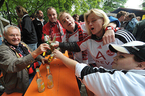 Vorfreude auf das Spiel: Es sind vor allem Clubfans, die in den Biergarten &bdquo;&rsquo;s Gärtla&ldquo; zum Feiern kommen, der mit günstigen Preisen und guter Laune lockt.