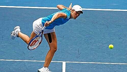 Power beim Service: Justine Henin bei ihrem ersten Grand Slam-Auftritt nach dem Comeback. Power beim Service: Justine Henin bei ihrem ersten Grand Slam-Auftritt nach dem Comeback.