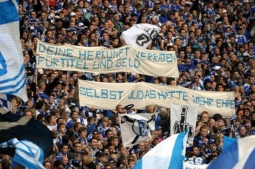 Anti-Neuer-Plakate und Schmährufe auf Schalke gegen Manuel Neuer.