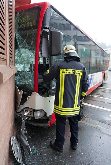 Unfall in Weinheim: Ein Linienbus ist in eine Häuserfront gerauscht. Sechs Personen wurden dabei verletzt.