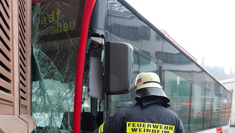 Unfall in Weinheim: Ein Linienbus ist in eine Häuserfront gerauscht. Sechs Personen wurden dabei verletzt. Unfall in Weinheim: Ein Linienbus ist in eine Häuserfront gerauscht. Sechs Personen wurden dabei verletzt.