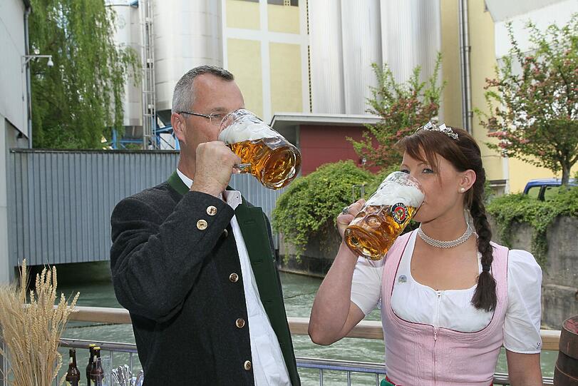 Da schmeckt die Maß: Diplom-Braumeister Martin Zuber und die Bierkönigin Barbara Hostman.