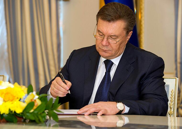 Der ukrainische Staatspräsident Viktor Janukowitsch unterzeichnet am Freitag im Präsidentenpalast in Kiew eine Vereinbarung zur Krisenlösung.