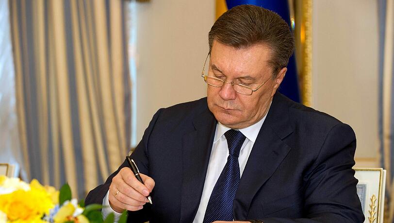 Der ukrainische Staatspräsident Viktor Janukowitsch unterzeichnet am Freitag im Präsidentenpalast in Kiew eine Vereinbarung zur Krisenlösung. Der ukrainische Staatspräsident Viktor Janukowitsch unterzeichnet am Freitag im Präsidentenpalast in Kiew eine Vereinbarung zur Krisenlösung.