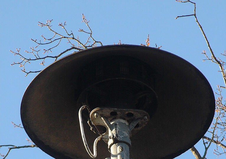Eine Sirene steht am 12.11.2007 in Barsbek auf einem Dach (Symbolbild)