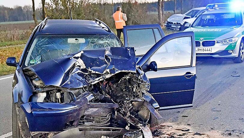 Das Auto hat einen Totalschaden. Bei einem Verkehrsunfall auf der B 471 bei Haar verletzten sich vier Personen. Das Auto hat einen Totalschaden. Bei einem Verkehrsunfall auf der B 471 bei Haar verletzten sich vier Personen.