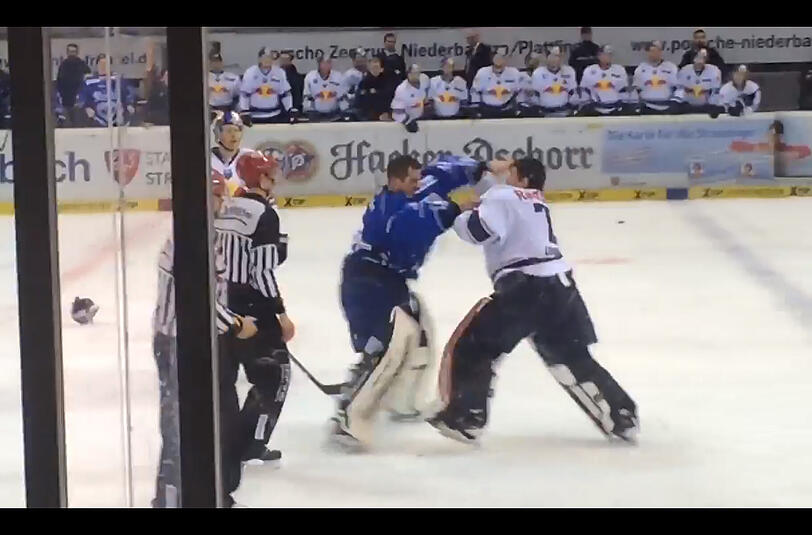 Duell der Torhüter: Beim 2. Playoff-Spiel zwischen dem EHC Red Bull München und den Straubing Tigers flogen zwischen den Goalies die Fäuste.