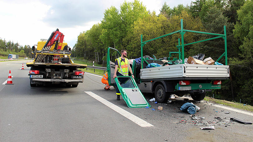 Nach einem Lkw-Unfall mit mehreren Schwerverletzten behinderten (mal wieder) dreiste Gaffer die Rettungsarbeiten.