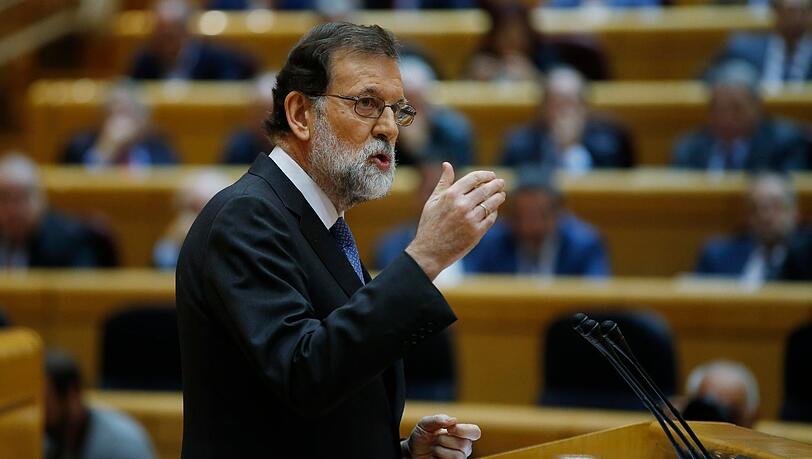 Spaniens Präsident Mariano Rajoy hat den Senat in Madrid zur Entmachtung der nach Unabhängigkeit strebenden katalanischen Regionalregierung aufgefordert. Spaniens Präsident Mariano Rajoy hat den Senat in Madrid zur Entmachtung der nach Unabhängigkeit strebenden katalanischen Regionalregierung aufgefordert.
