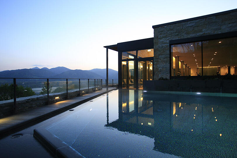 Blick vom Infinity-Pool des Hotels "Tegernsees" übers Tal.