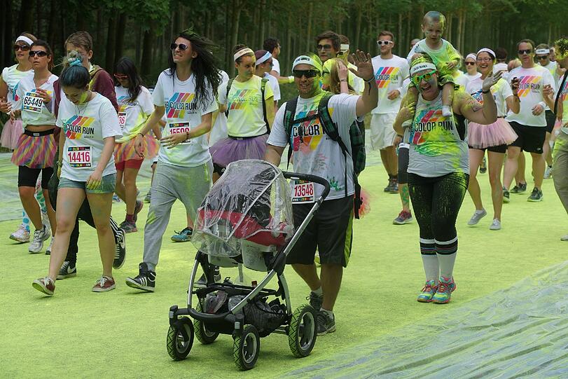 Der Color Run soll vor allem dazu animieren, sich zu bewegen. Und das taten die Farbbeutelschmeißer am Sonntag bis zum Umfallen. Die Bilder...