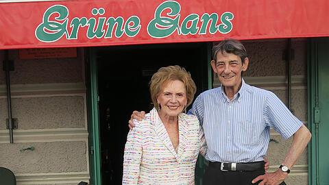Perfektes Team seit 50 Jahren: Inge und Julius Stollberg vor ihrem Restaurant.
