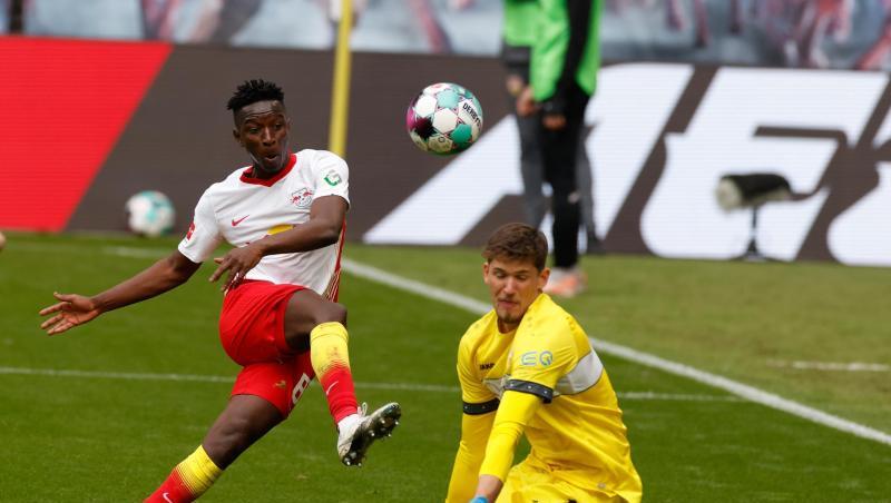 Leipzigs Mittelfeldspieler Amadou Haidara erzielt gegen VfB-Torwart Gregor Kobel das Tor zum 1:0.