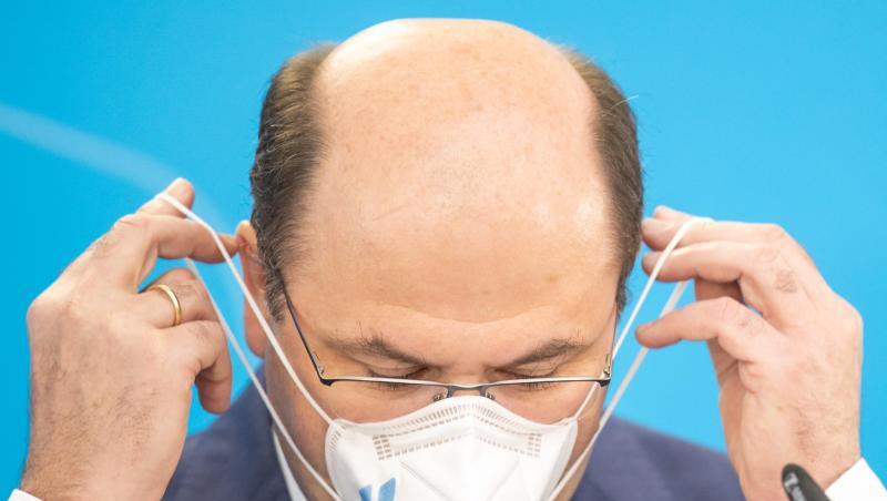 Albert Füracker (CSU) zieht seine Maske auf.