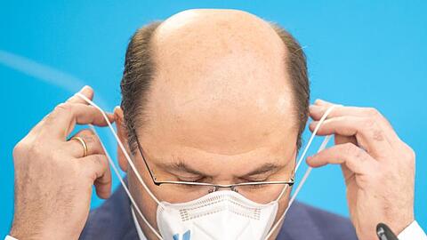 Albert Füracker (CSU) zieht seine Maske auf.