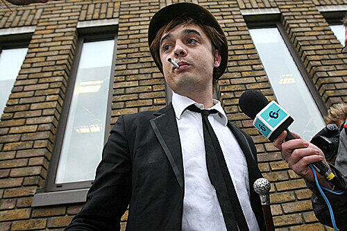 Generell nicht die besten Manieren, aber immer gut angezogen: Skandalrocker Pete Doherty.