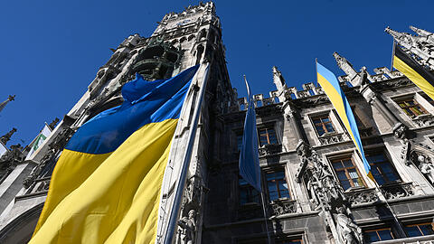 Die Flaggen der Ukraine, der EU und der Landeshauptstadt wehen am Münchner Rathaus: Russische Truppen marschierten am 24. Februar 2022 in die Ukraine ein.