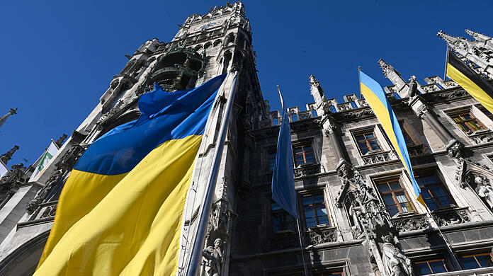 Die Flaggen der Ukraine, der EU und der Landeshauptstadt wehen am Münchner Rathaus: Russische Truppen marschierten am 24. Februar 2022 in die Ukraine ein.