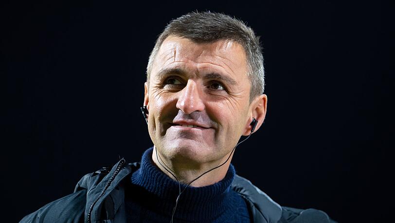 Trainer Michael Köllner kommt vor dem Spiel in das Stadion.