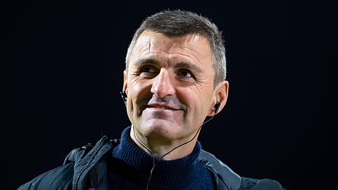 Trainer Michael Köllner kommt vor dem Spiel in das Stadion.