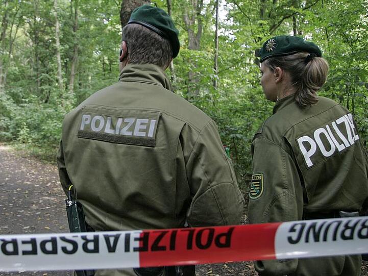 Polizeibeamte sichern den Fundort von Michelles Leiche ab.