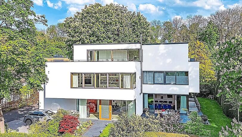 Große Fensterfronten mit Blick in den Garten – das ist aktuell die teuerste Immobilie zum Kauf in München.