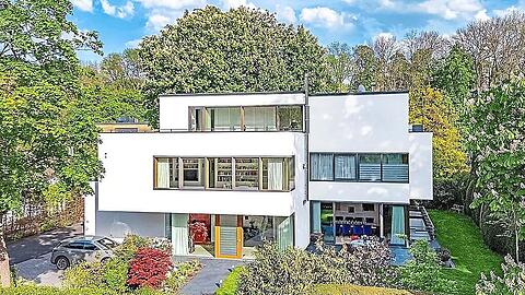 Große Fensterfronten mit Blick in den Garten – das ist aktuell die teuerste Immobilie zum Kauf in München.