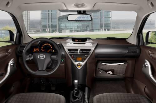 Alles dran: Mit einer Vielzahl von Neuheiten schafft Toyota ein gutes Raumgefühl auf den Vordersitzen.