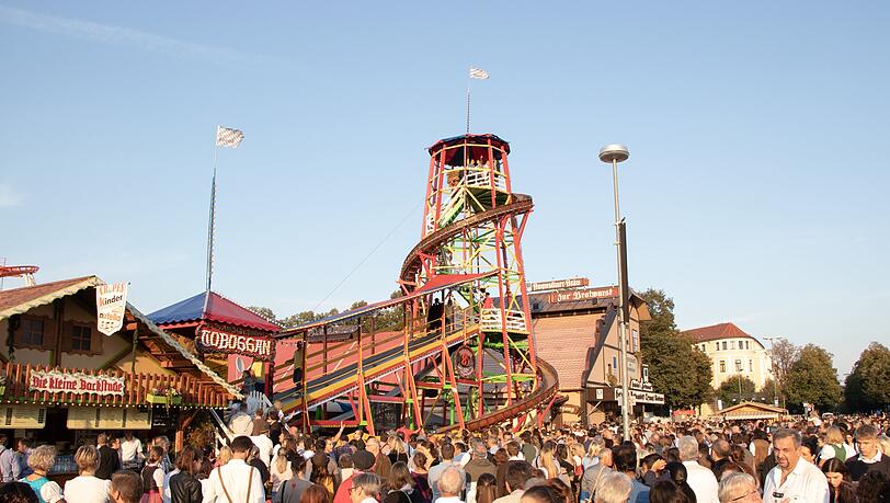 Viele Zuschauer versammeln sich vor dem Toboggan.