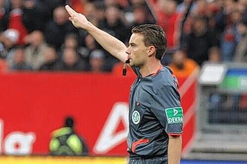 Gibt zwar die Richtung vor, lag aber mit seinen Entscheidungen beim 2:2 des Club gegen Bremen des öfteren gewaltig daneben: Schiedsrichter Guido Winkmann.