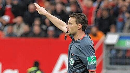 Gibt zwar die Richtung vor, lag aber mit seinen Entscheidungen beim 2:2 des Club gegen Bremen des öfteren gewaltig daneben: Schiedsrichter Guido Winkmann. Gibt zwar die Richtung vor, lag aber mit seinen Entscheidungen beim 2:2 des Club gegen Bremen des öfteren gewaltig daneben: Schiedsrichter Guido Winkmann.