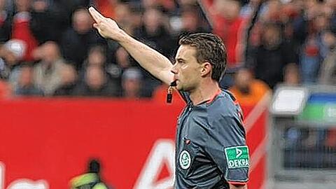 Gibt zwar die Richtung vor, lag aber mit seinen Entscheidungen beim 2:2 des Club gegen Bremen des öfteren gewaltig daneben: Schiedsrichter Guido Winkmann.